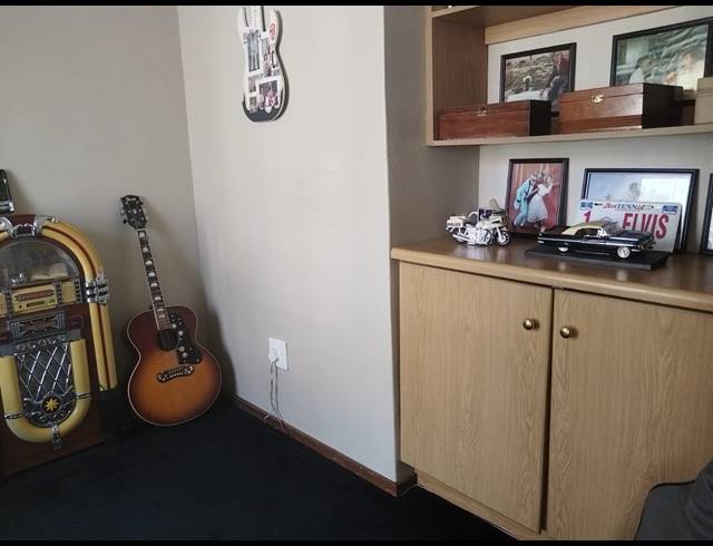 4 BEDROOM APARTMENT FOR SALE IN VAN RIEBEECK PARK